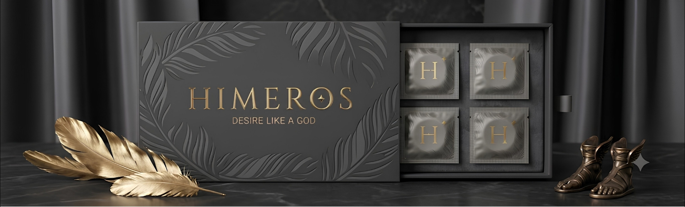Hộp Himeros nền đen với hoạ tiết lá cọ dập chìm, bên cạnh là chiếc lông vũ mạ vàng và đôi dép có cánh của thần Hermes