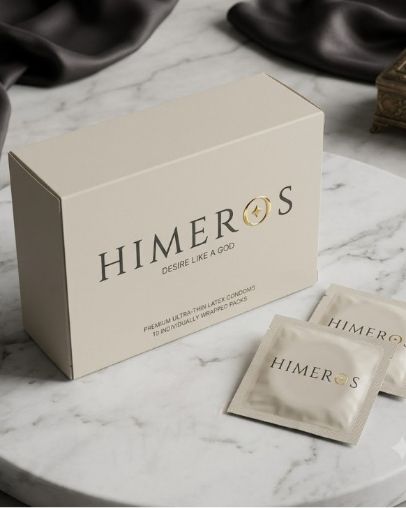 Hộp Himeros màu kem trên bệ đá cẩm thạch trắng, cạnh tấm lụa sẫm